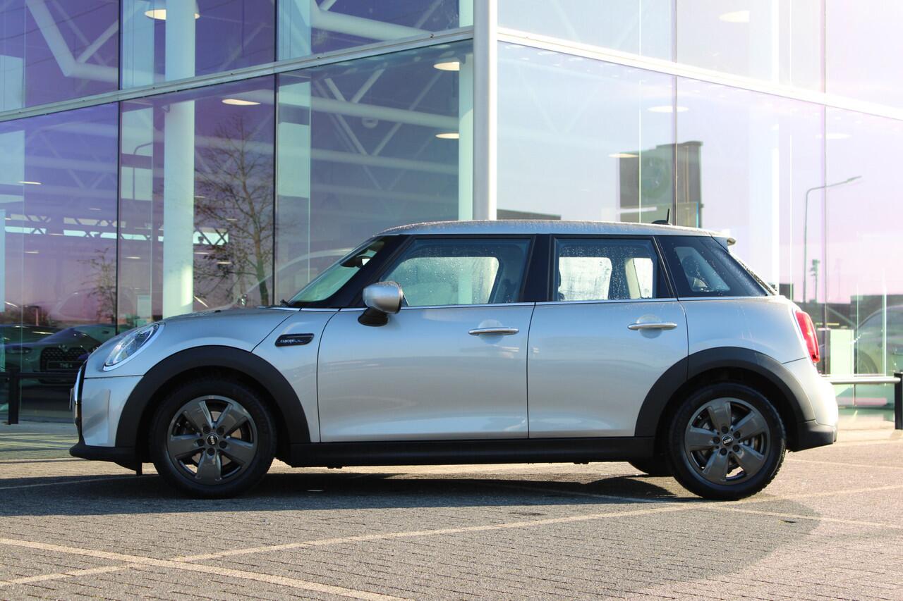 Mini COOPER Classic Automaat / LED / Airconditioning / Cruise Control / PDC / Navigatie