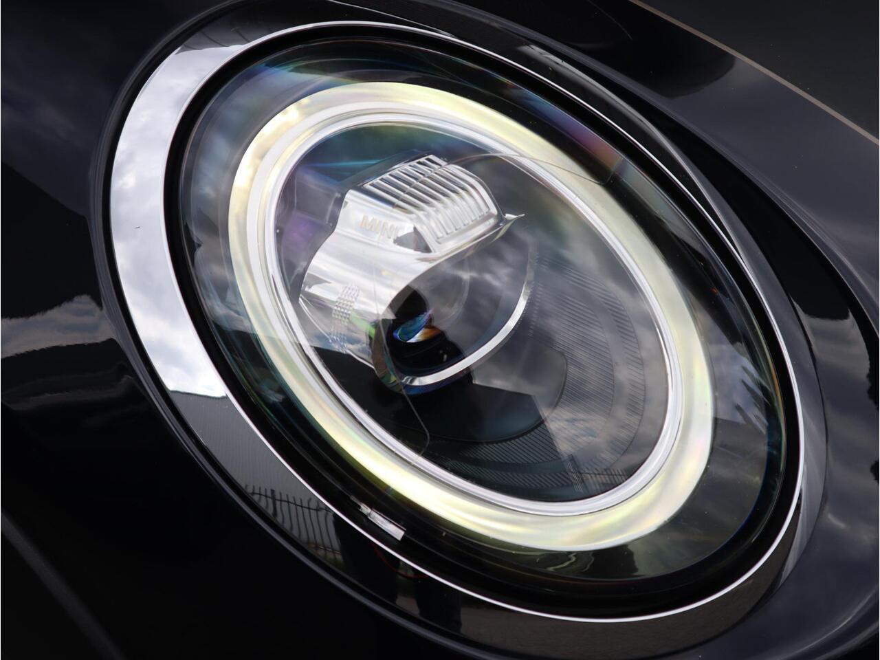 Mini COOPER Hatchback Automaat 3 deurs / 60 Years Edition / Panoramadak / Harman Kardon / Head-Up Display / Leder / 17 Inch / Stoelverwarming / LED / Extra Getint Glas / Sportstoelen / Climate Control