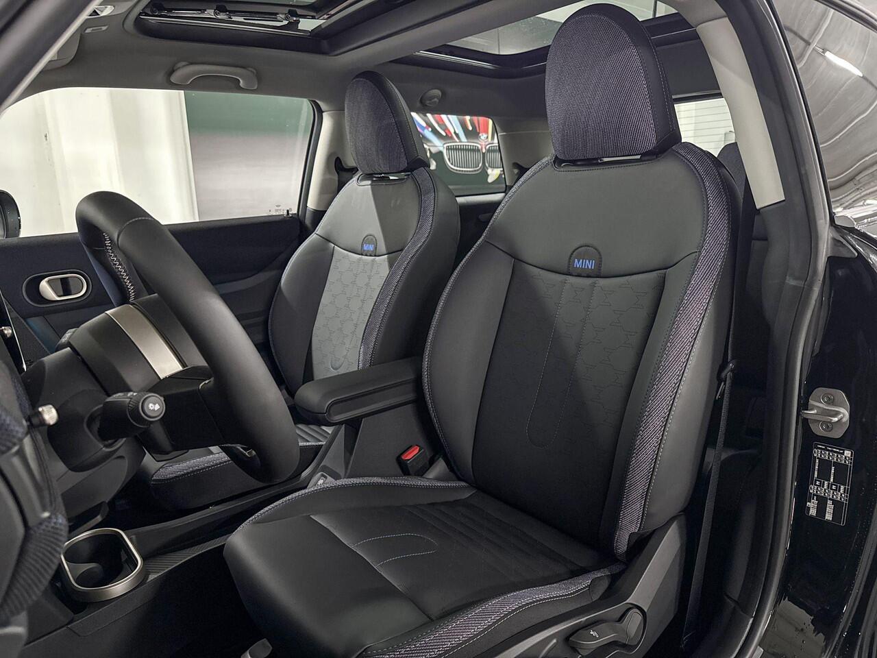 Mini COOPER C | Classic Uitvoering | Pakket M | Panorama dak | 17 inch Parallel Spoke 2-tone