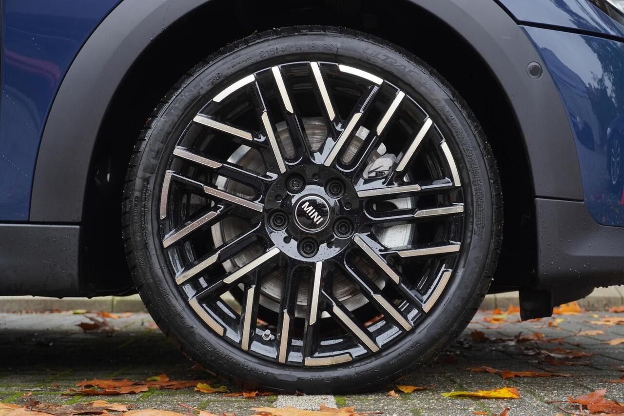 Mini COOPER 5-deurs C Favoured Trim | Pakket L | Glazen panoramadak | Driving Assistant | Parking Assistant Plus | HIFI System Harman Kardon