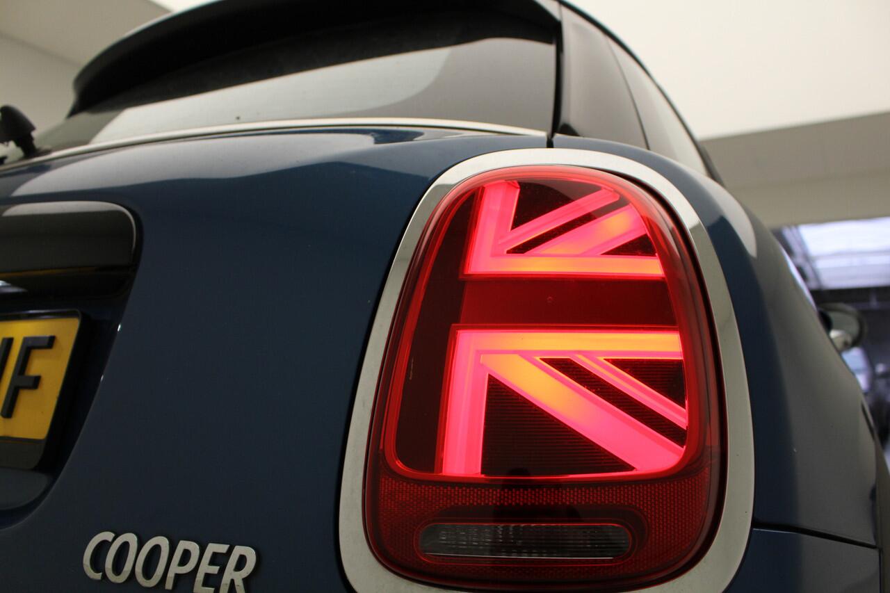 Mini COOPER 5-deurs Classic | Panorama | 17" | Led | Automaat