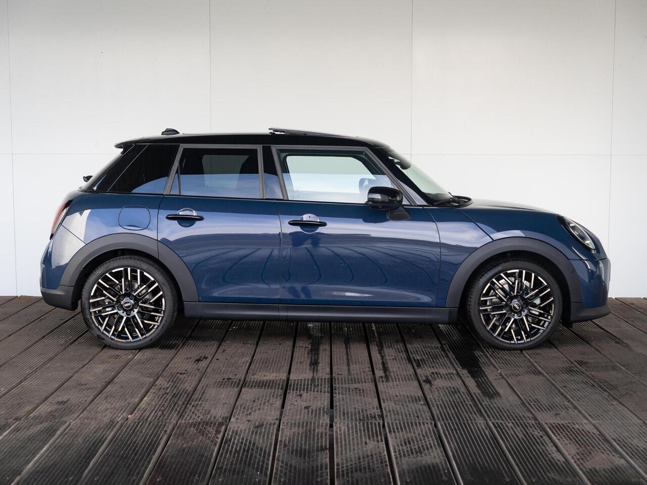 Mini COOPER 5-deurs C Favoured + Pakket L + 360 Camera + Panorama dak + Stuur en stoelverwarming