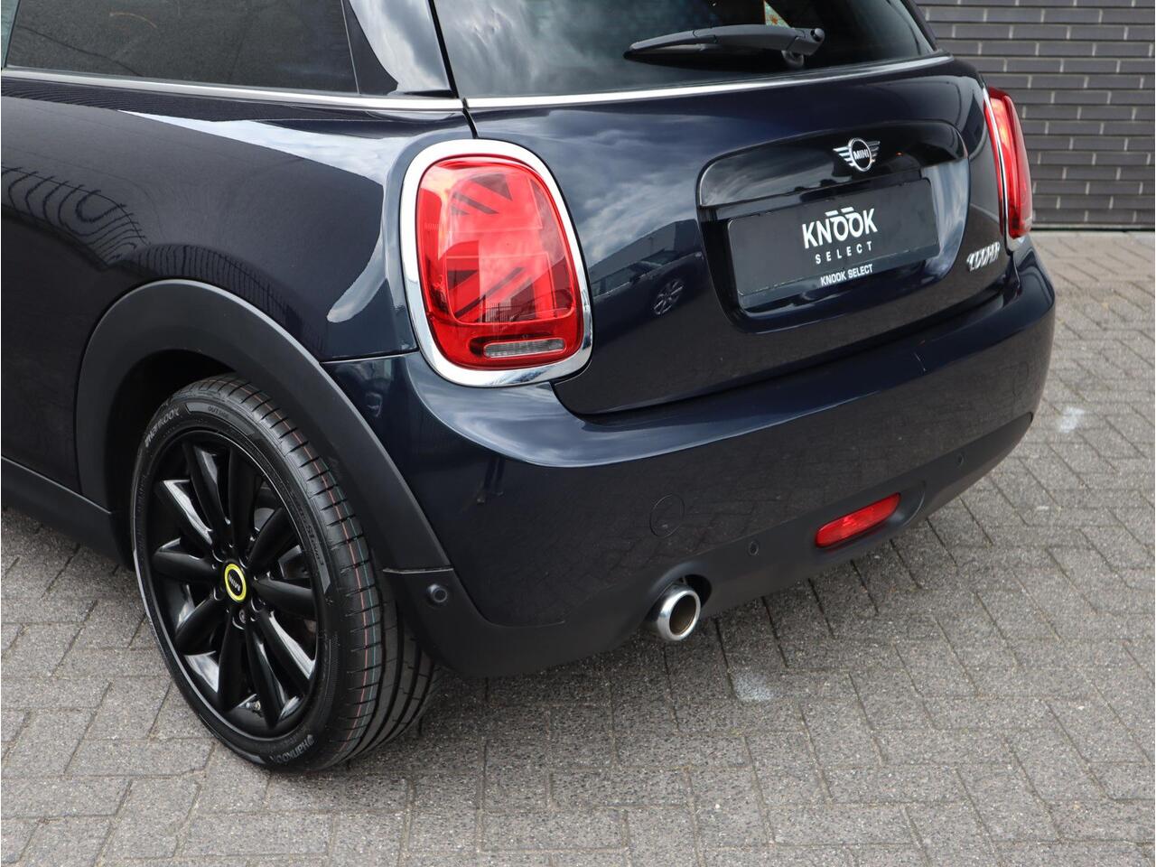Mini COOPER Hatchback Automaat 3 deurs / 60 Years Edition / Panoramadak / Harman Kardon / Head-Up Display / Leder / 17 Inch / Stoelverwarming / LED / Extra Getint Glas / Sportstoelen / Climate Control