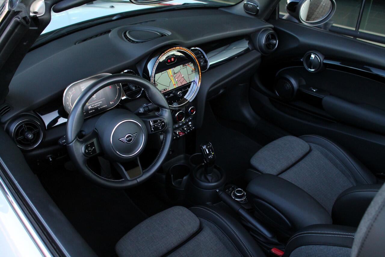 Mini COOPER Cabrio Classic Automaat / Sportstoelen / Stoelverwarming / LED / Cruise Control / Harman Kardon / Achteruitrijcamera / Comfort Access