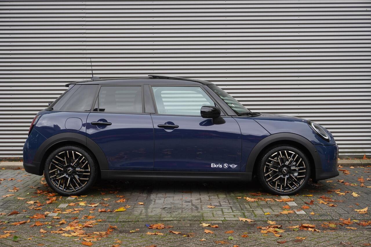 Mini COOPER 5-deurs C Favoured Trim | Pakket L | Glazen panoramadak | Driving Assistant | Parking Assistant Plus | HIFI System Harman Kardon