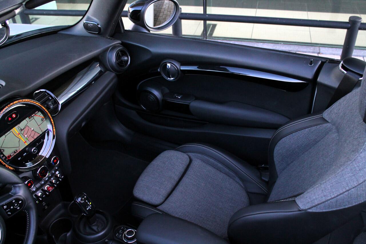 Mini COOPER Cabrio Classic Automaat / Sportstoelen / Stoelverwarming / LED / Cruise Control / Harman Kardon / Achteruitrijcamera / Comfort Access