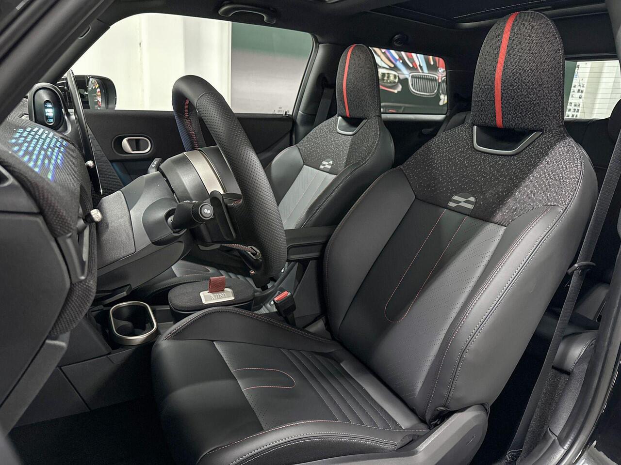 Mini COOPER C | John Cooper Works Uitvoering | Pakket M | 18" John Cooper Works Lap Spoke Jet Black