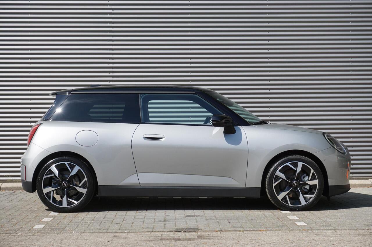 Mini COOPER 3-deurs E Favoured Trim | Pakket M | Glazen panoramadak | Driving Assistant | MINI Head-Up Display