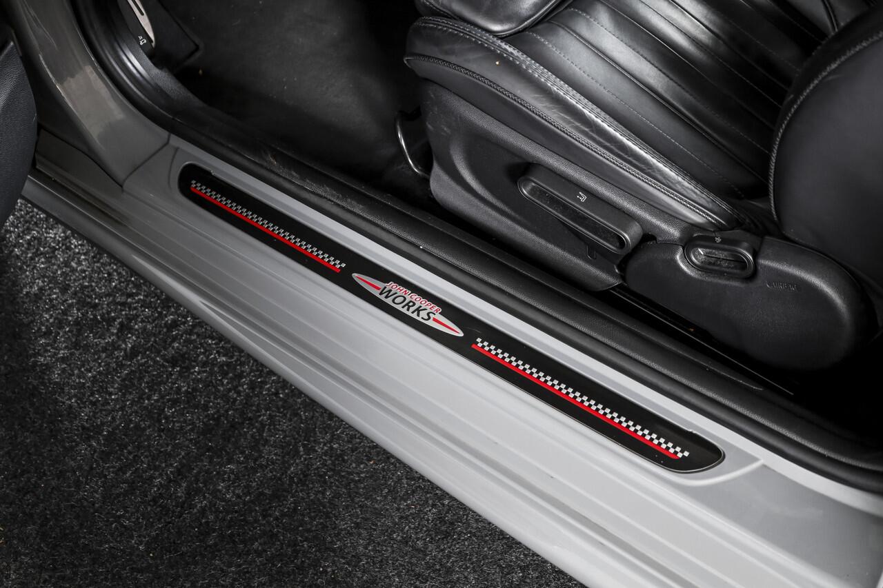 Mini COOPER Mini 1.5 Classic - Automaat Orig. NL | John Cooper Works Pakket | S/K Panodak | Dig.Cockpit | Cruise | PDC | Stoelverw. | ECC | NAV + App.Connect | LM 17" |