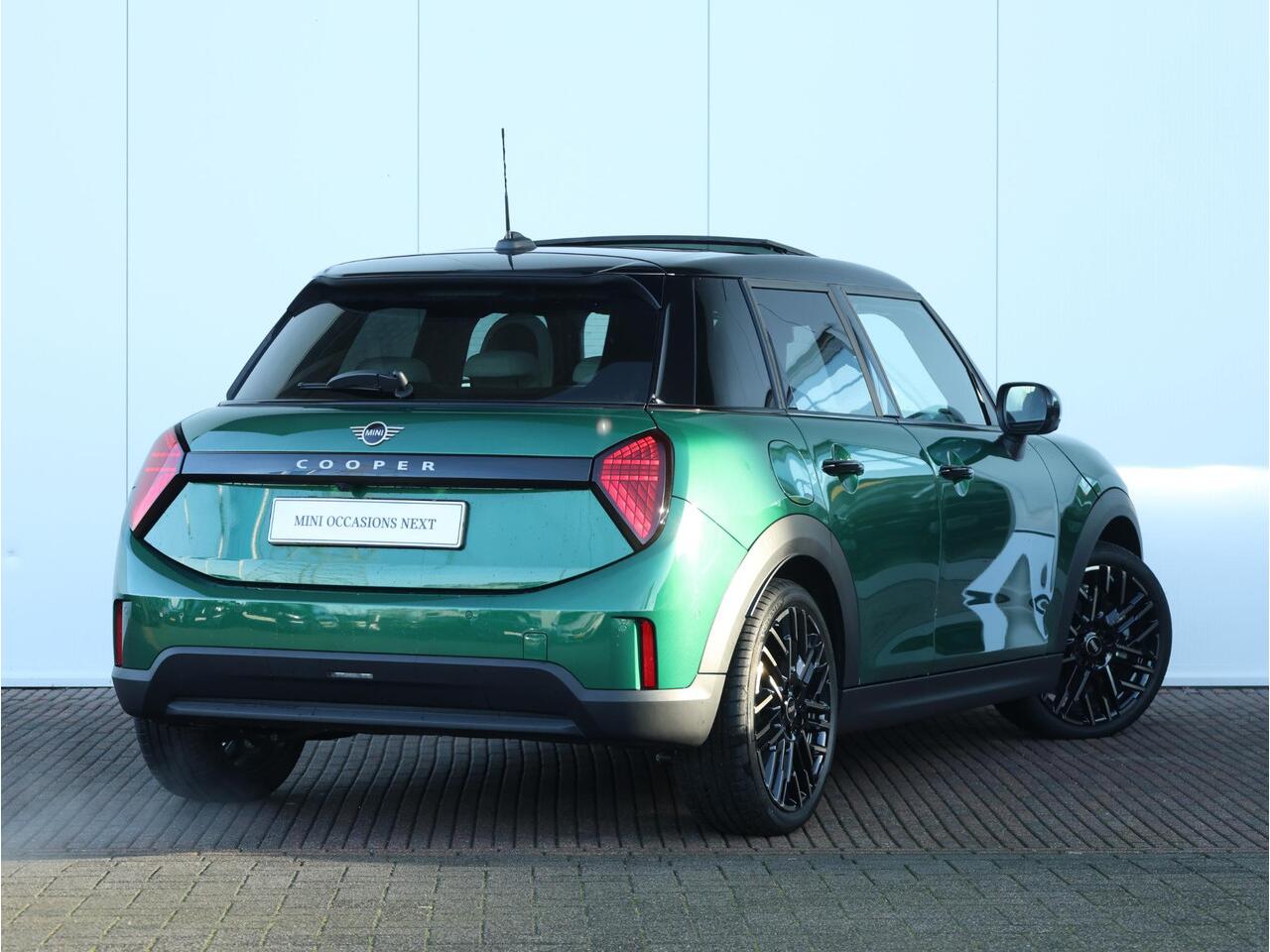 Mini COOPER Mini 1.5 C Favoured L Panoramadak/ Harman-Kardon/ Head-Up/ Comfort Access/ Stuurwielverwarming/ Stoelverwarming/ Getint Glas