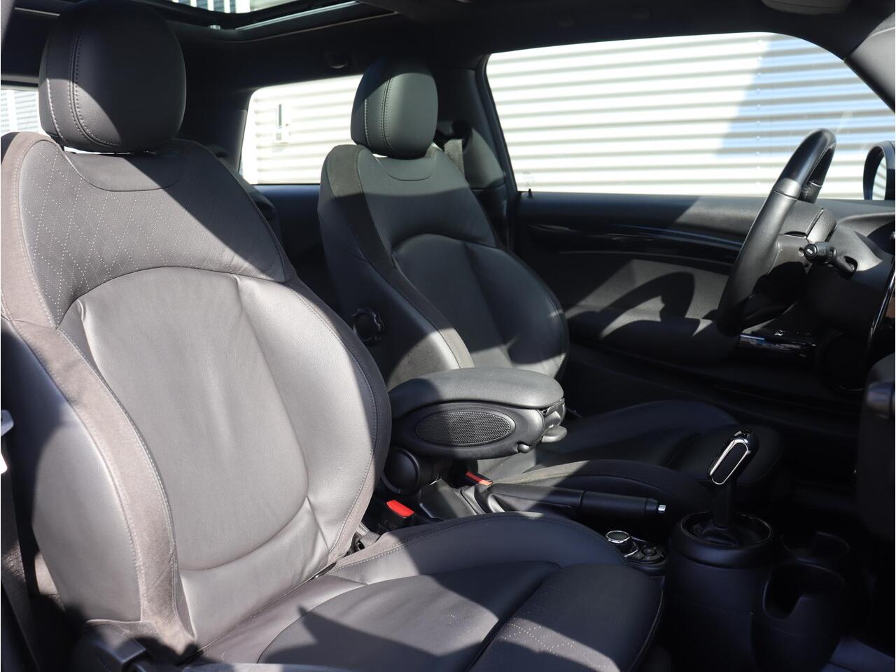 Mini COOPER 3-deurs | Classic + Comfort Plus Pakket + Panodak + Trekhaak (Fietsendrager) + Sportstoelen + Apple Carplay + Comfort Acces + Verwarmbare Voorstoelen + 17'' LMV