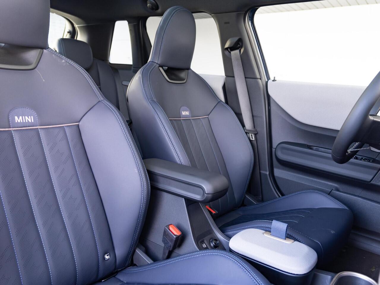 Mini COOPER 5-deurs C Favoured + Pakket L + 360 Camera + Panorama dak + Stuur en stoelverwarming