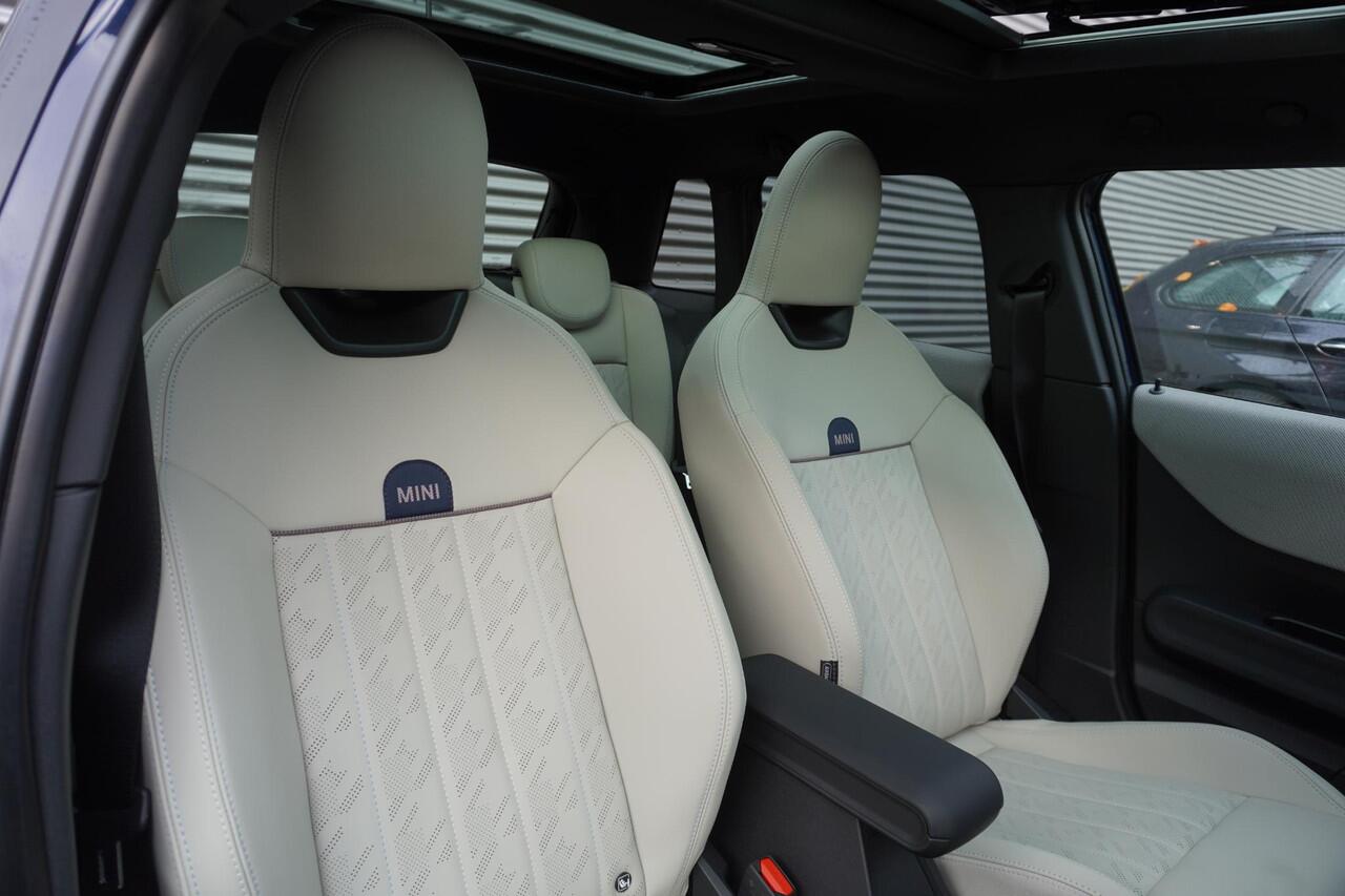 Mini COOPER 5-deurs C Favoured Trim | Pakket L | Glazen panoramadak | Driving Assistant | Parking Assistant Plus | HIFI System Harman Kardon