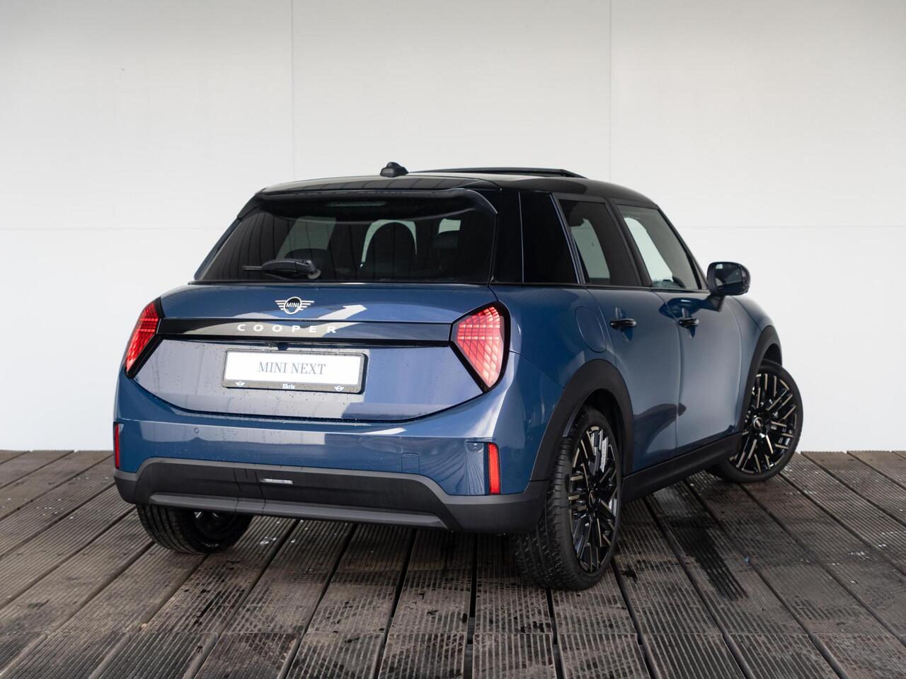Mini COOPER 5-deurs C Favoured + Pakket L + 360 Camera + Panorama dak + Stuur en stoelverwarming