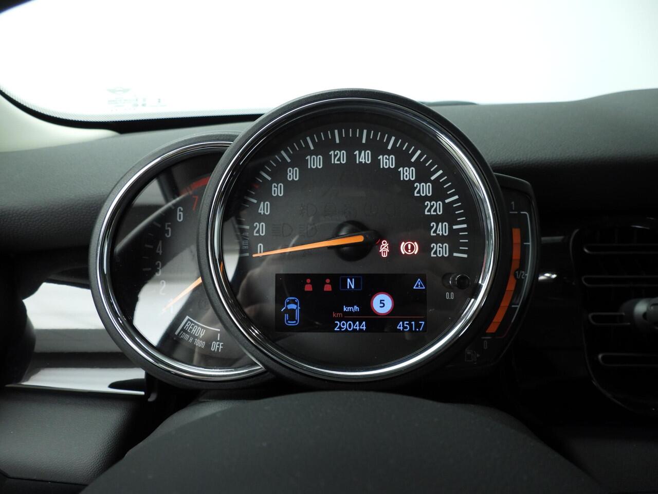 Mini COOPER 3-deurs Handgeschakeld / LED / DAB / PDC / Climate / Cruise / Navi / Alu wielen 17 inch