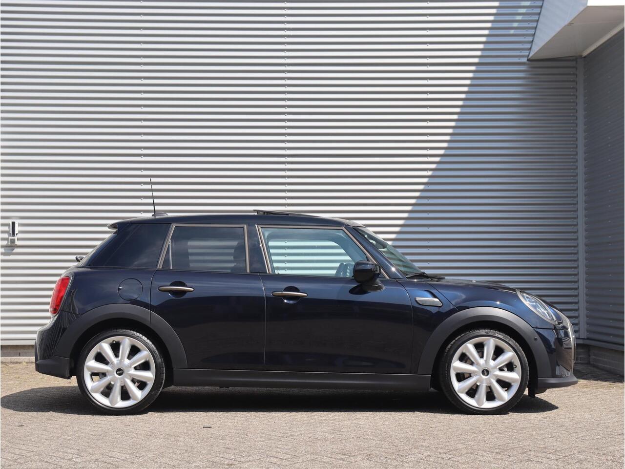 Mini COOPER 5-deurs | Resolute Edition + Panodak + Harman Kardon + Camera + Sportstoelen + Getint Glas + Apple Carplay + 18'' LMV