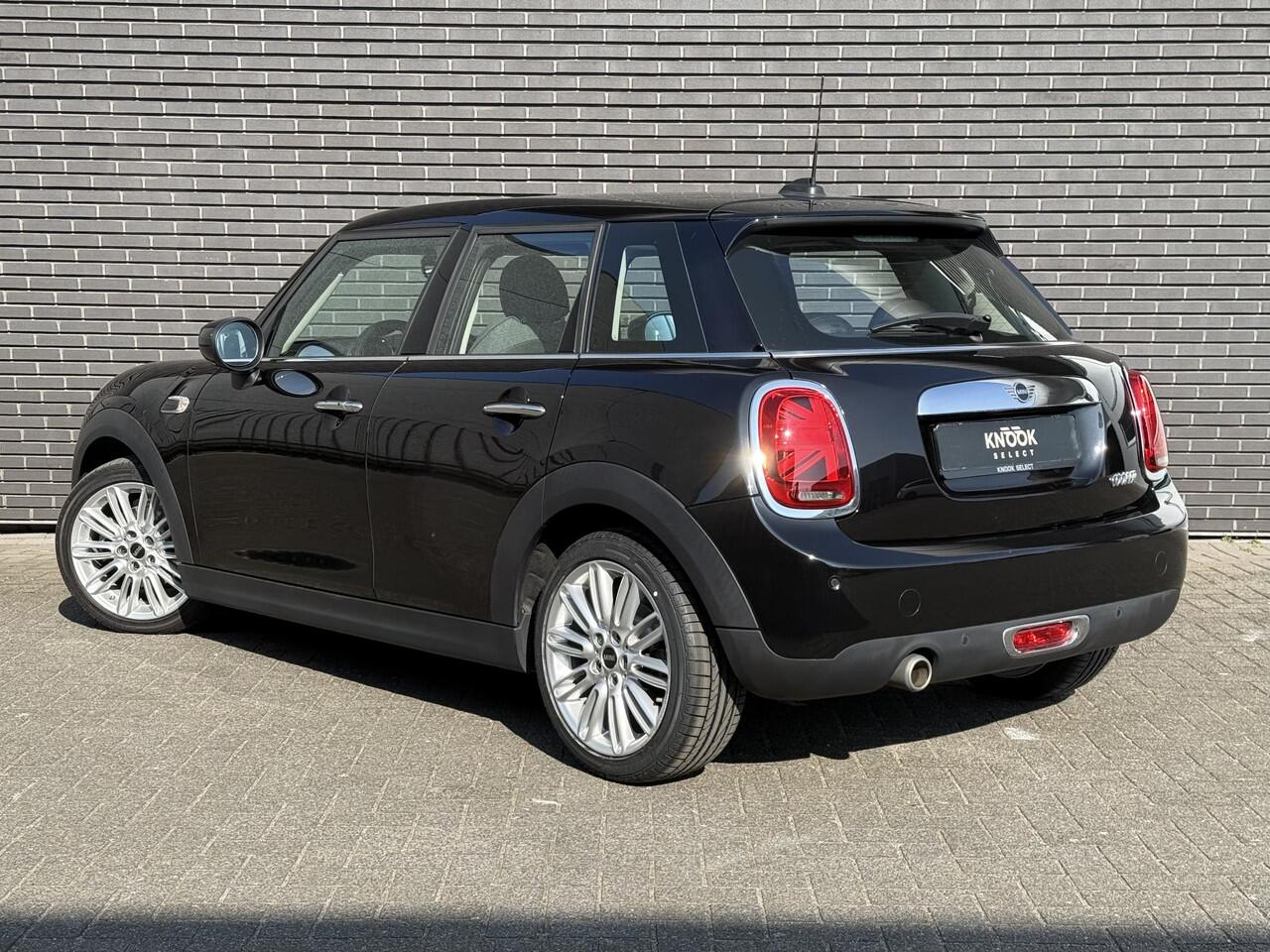 Mini COOPER Hatchback 5 deurs / Navigatie / Sportstoelen / Climate Control / LED / Cruise Control / 17 Inch / Chrome Line