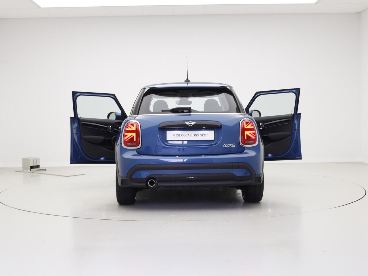 Mini COOPER 5-deurs 1.5 Classic | Navigatie | LED | PDC | Apple CarPlay | Automaat