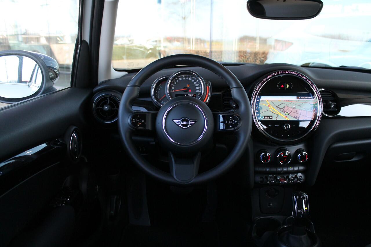 Mini COOPER Hatchback Classic Automaat / Sportstoelen / Cruise Control / LED / PDC achter / Navigatie / Airconditioning / Multifunctioneel stuurwiel