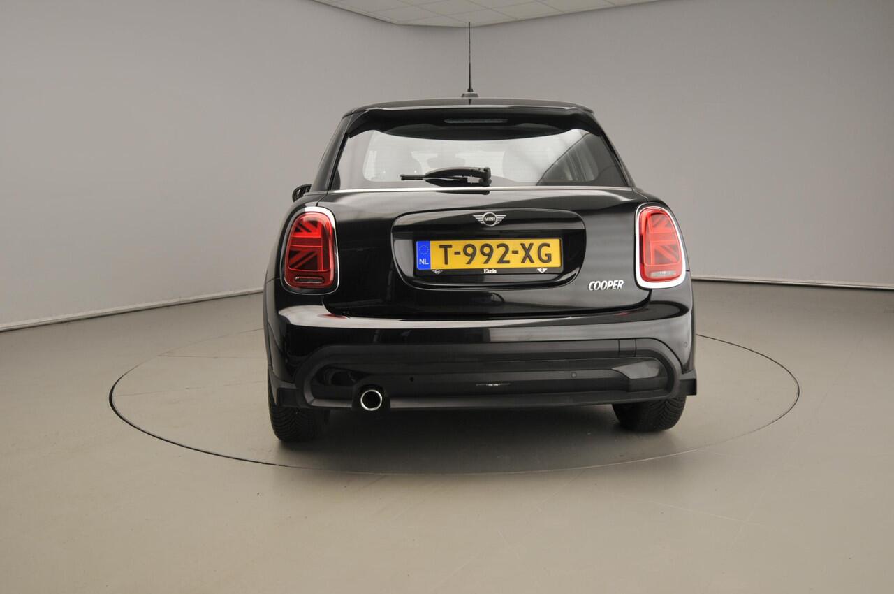Mini COOPER 5-deurs Automaat / PDC / Climate / Cruise / LED / Alu wielen 16 inch