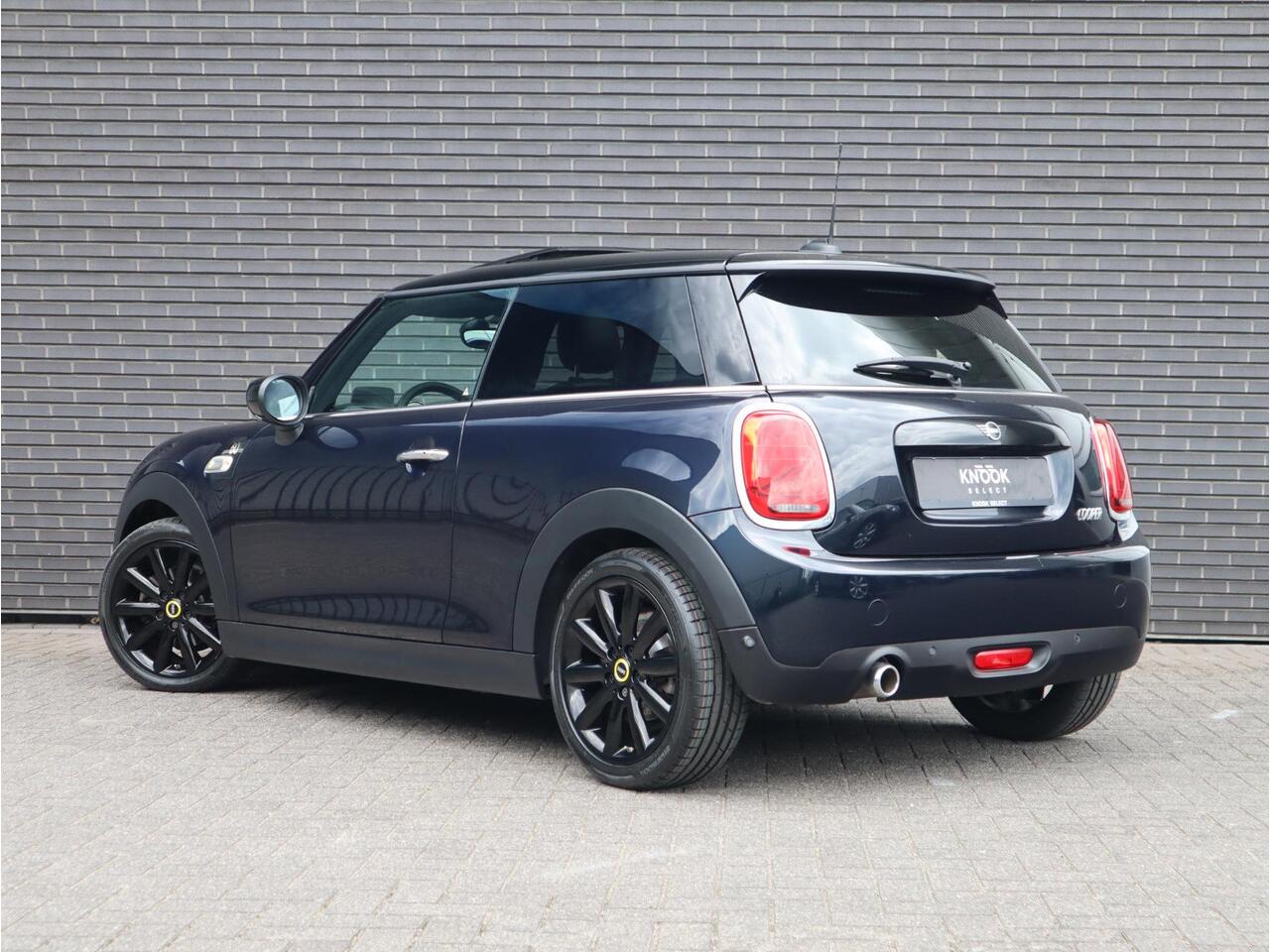 Mini COOPER Hatchback Automaat 3 deurs / 60 Years Edition / Panoramadak / Harman Kardon / Head-Up Display / Leder / 17 Inch / Stoelverwarming / LED / Extra Getint Glas / Sportstoelen / Climate Control
