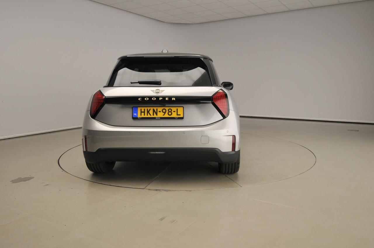 Mini COOPER 3-deurs E Classic Trim / Pakket L / Harman-Kardon / Panoramadak / Getint glas / Park assist / Head-up / Alu wielen 18 inch