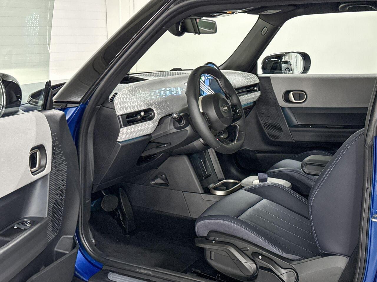 Mini COOPER C | Favoured uitvoering | Pakket M | 18" Night Flash Spoke 2-tone