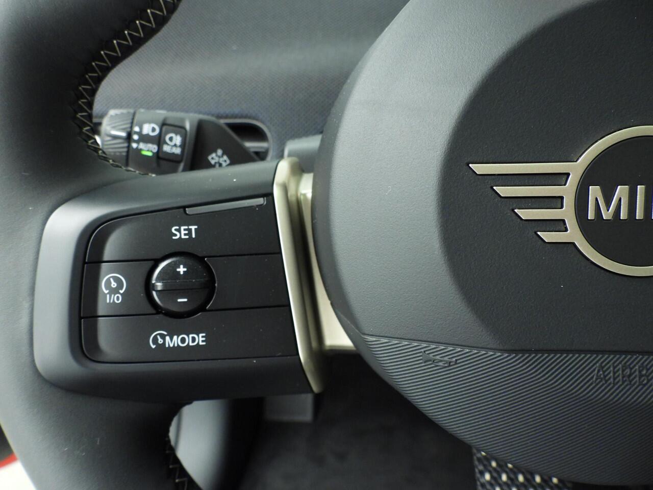 Mini COOPER 3-deurs E Classic Trim / Package L /Panoramadak / Getint glas / Harman-kardon / Park assist / Alu wielen 17 inch