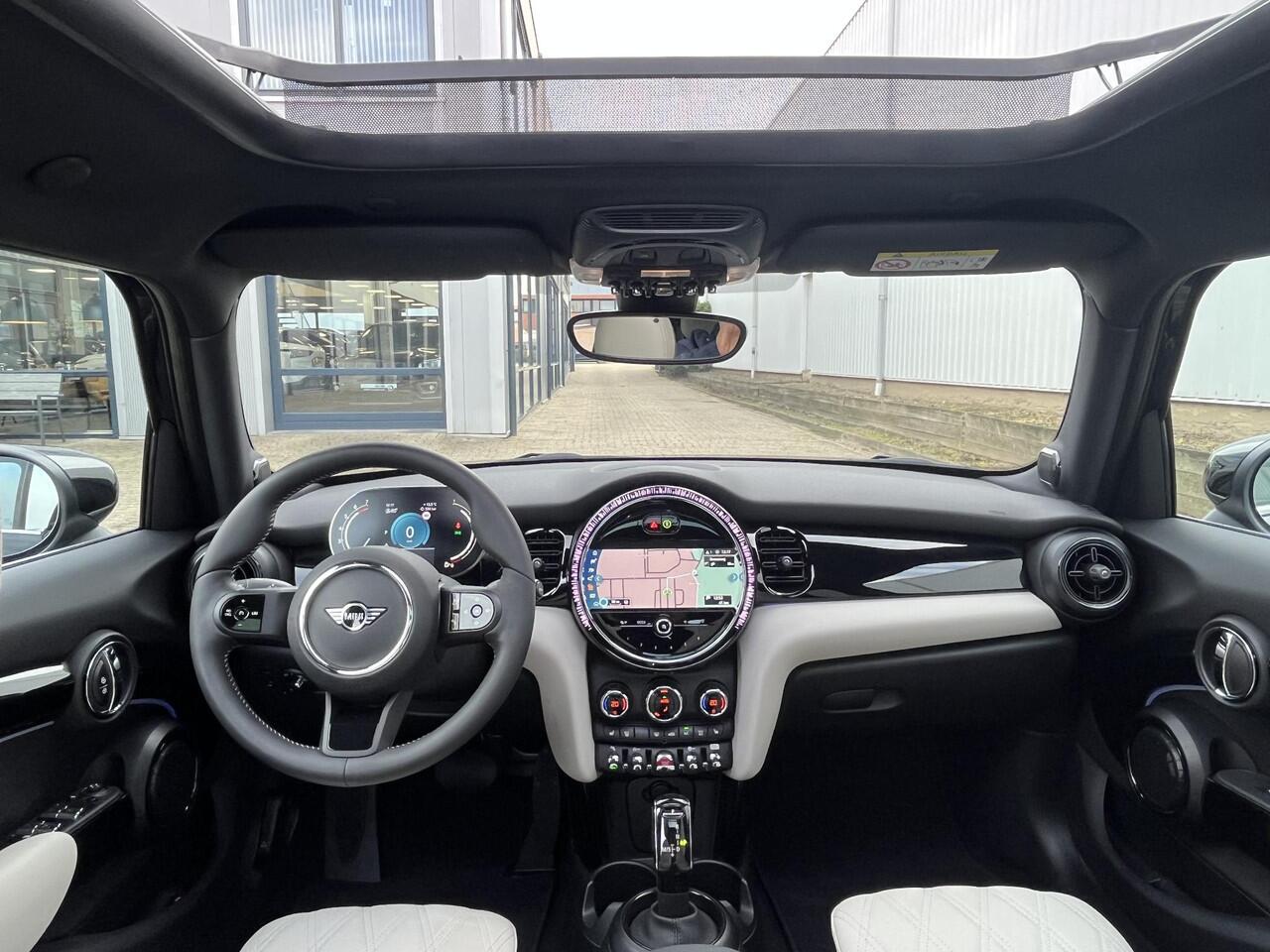 Mini COOPER 1.5 Classic | NL Auto/1e Eig./Voll.Historie/Leder/Panodak/Navi/17"/Apple CarPlay-Android Auto
