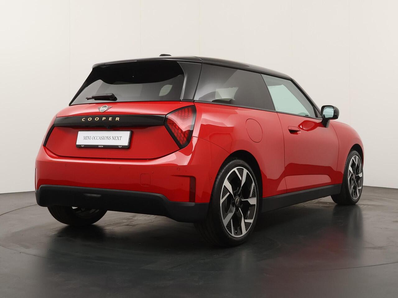 Mini COOPER 3-deurs E Classic Trim | Pakket L | Glazen Panoramdak | Stuur- Stoelverwarming | Head-Up | Harman Kardon | Comfort Access