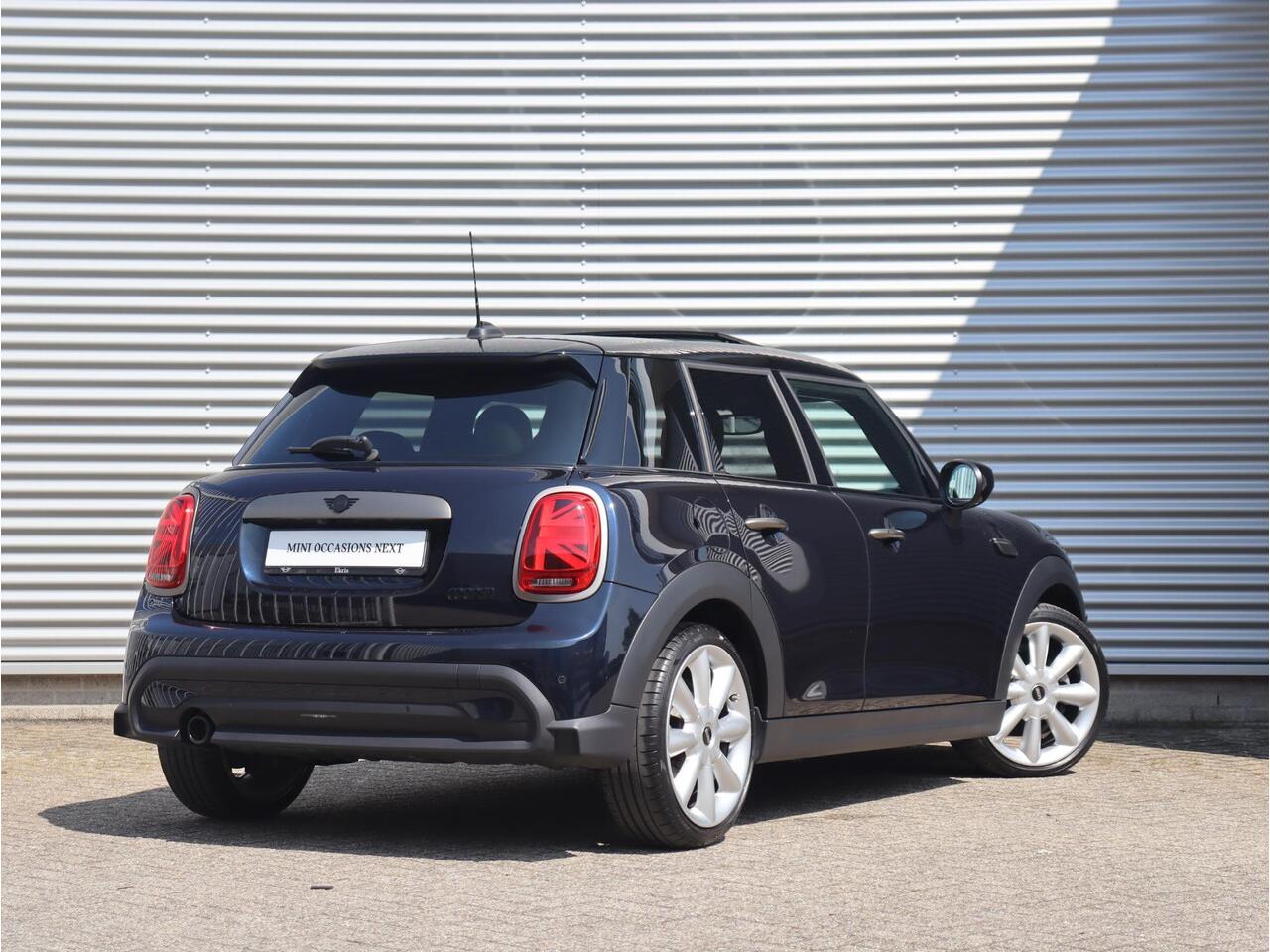 Mini COOPER 5-deurs | Resolute Edition + Panodak + Harman Kardon + Camera + Sportstoelen + Getint Glas + Apple Carplay + 18'' LMV