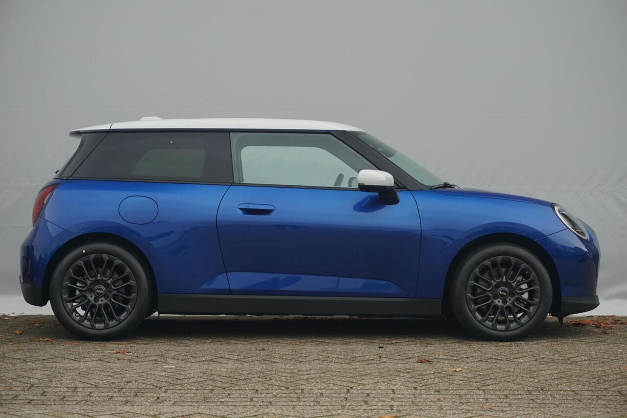 Mini COOPER E Favoured Trim | Pakket L | Comfort Access | Panoramadak | Stoel & Stuurverwarming | Harman Kardon | Head-Up Display | Driving Assistant | Parking Assistant Plus