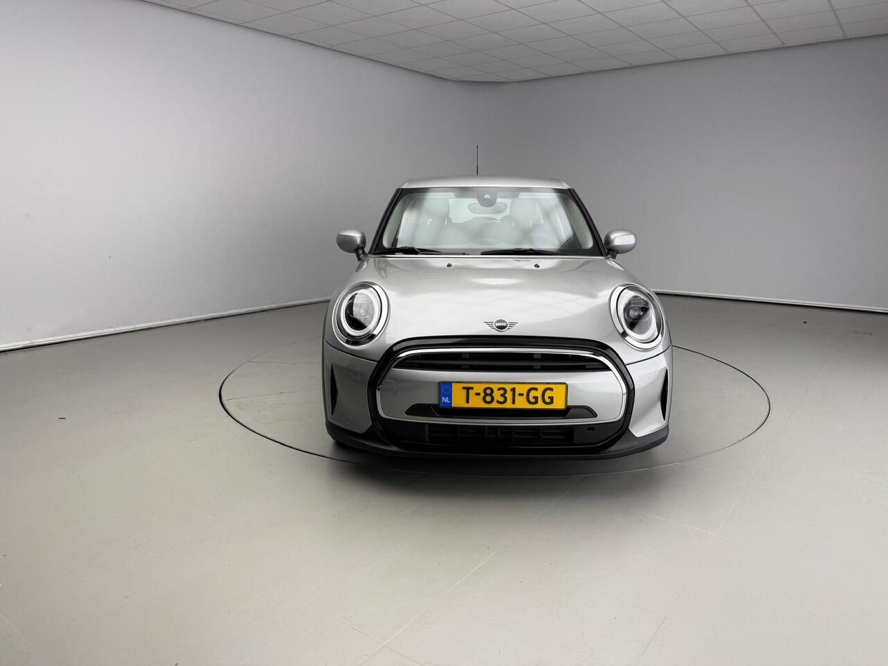 Mini COOPER 5-deurs / Automaat / Climate / Cruise / PDC / LED / DAB / Navigatie / Alu wielen