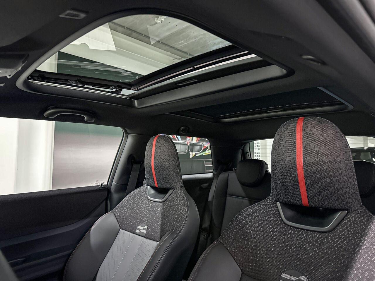 Mini COOPER C | John Cooper Works Uitvoering | Pakket M | 18" John Cooper Works Lap Spoke Jet Black | Selections