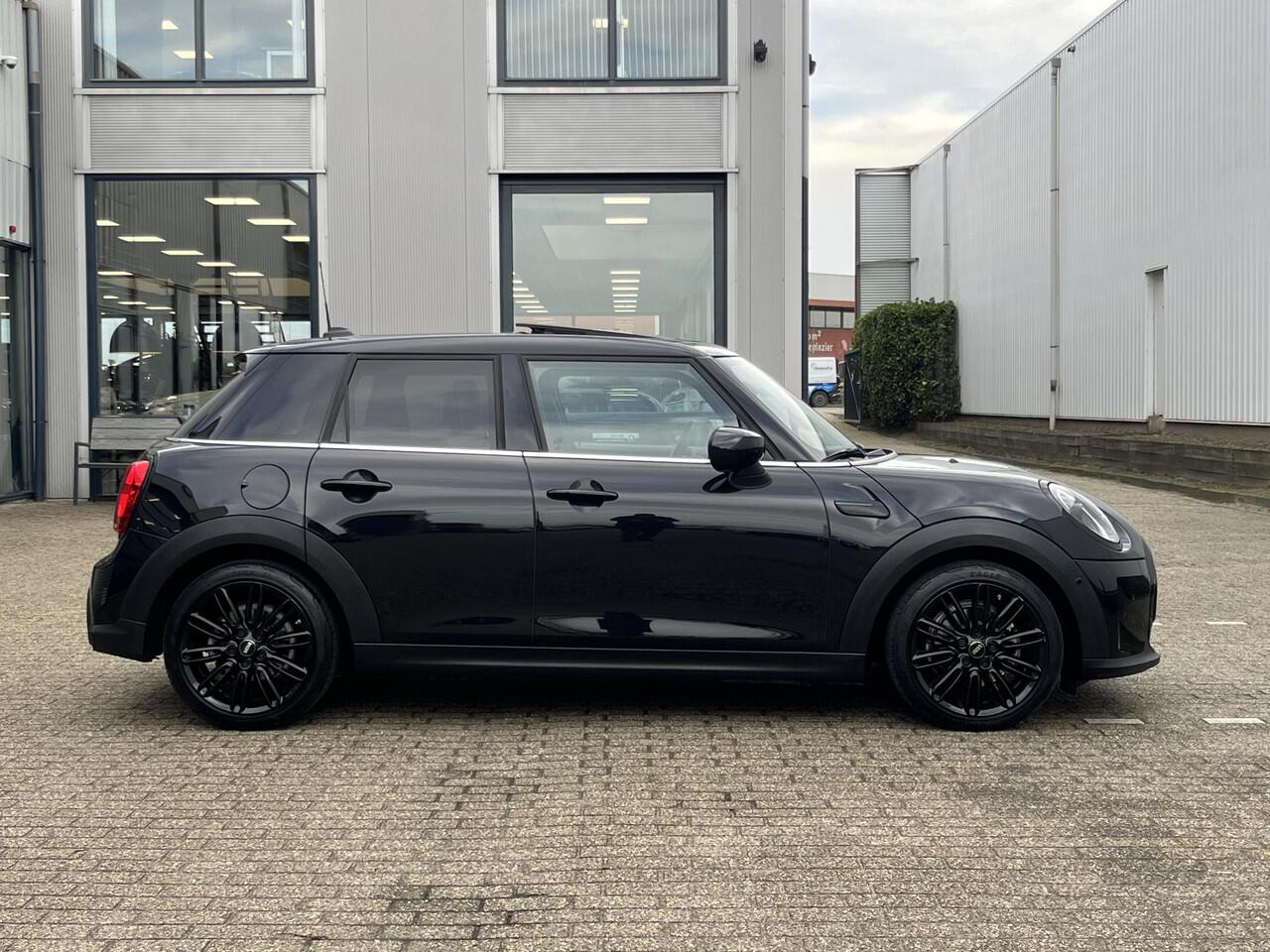 Mini COOPER 1.5 Classic | NL Auto/1e Eig./Voll.Historie/Leder/Panodak/Navi/17"/Apple CarPlay-Android Auto