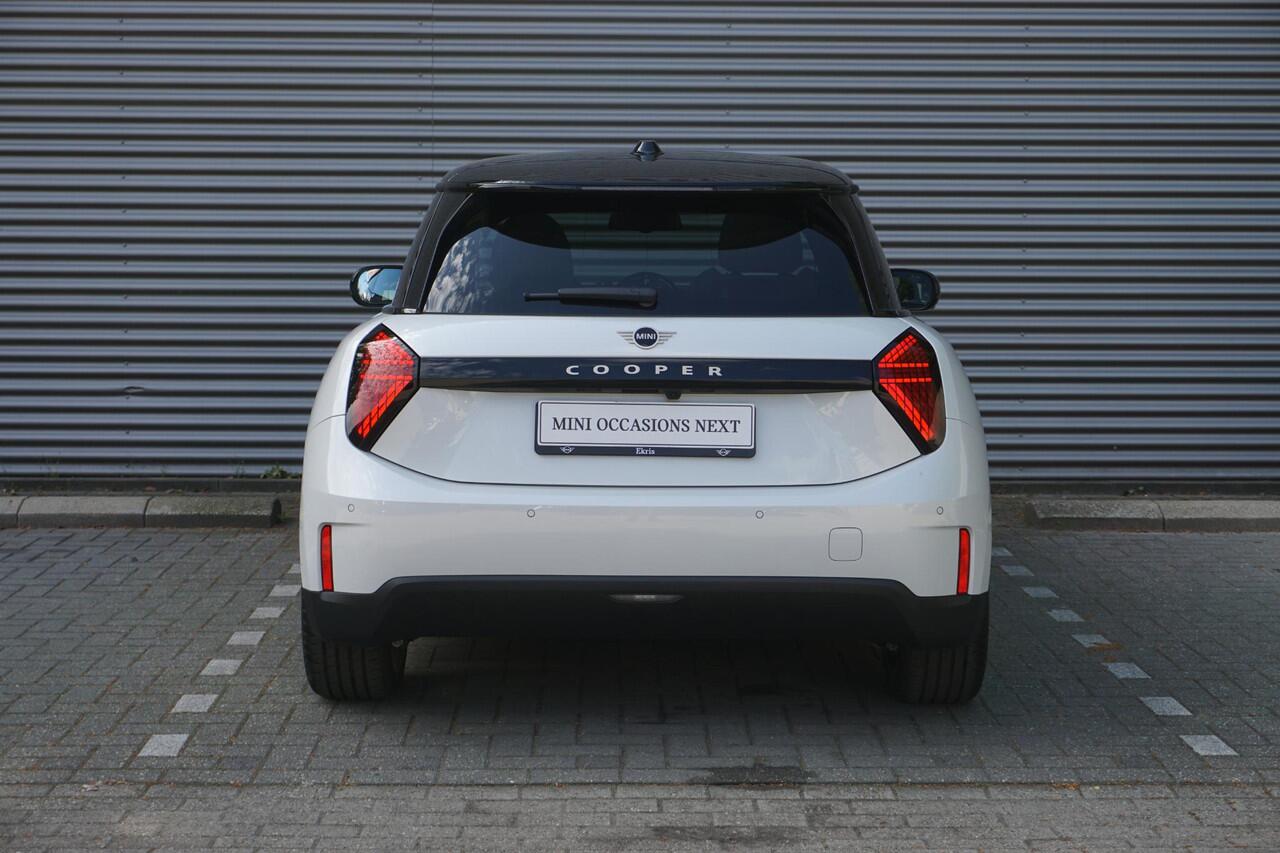 Mini COOPER 3-deurs E Classic Uitvoering | Pakket L | Glazen panoramadak | Driving Assistant | HIFI System Harman Kardon | MINI Head-Up Display