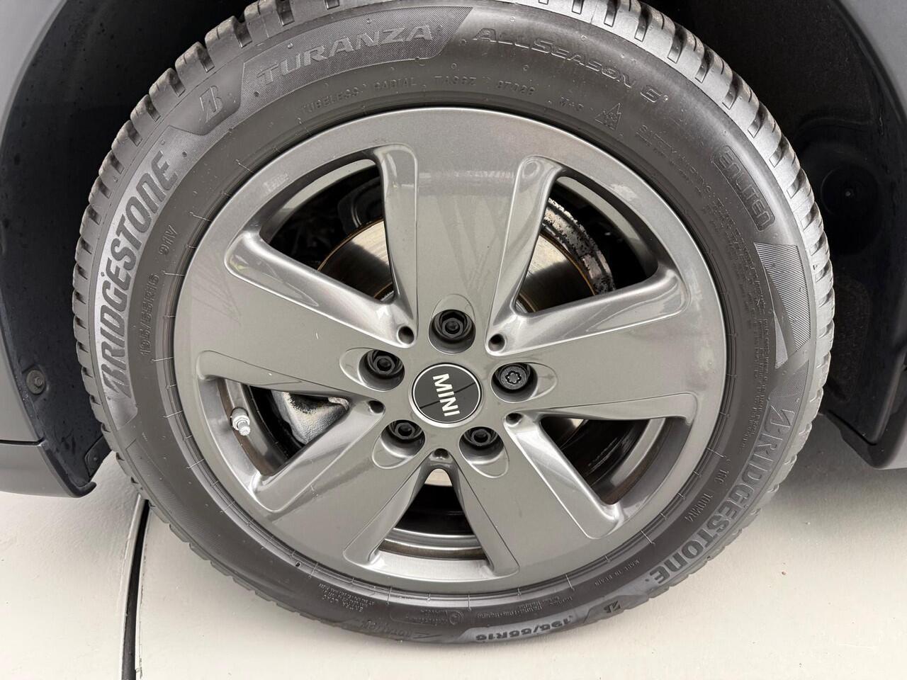 Mini COOPER 5-deurs / Automaat / Climate / Cruise / PDC / LED / DAB / Navigatie / Alu wielen