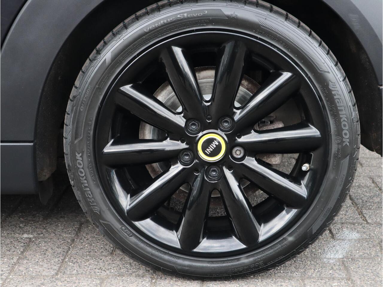 Mini COOPER Hatchback Automaat 3 deurs / 60 Years Edition / Panoramadak / Harman Kardon / Head-Up Display / Leder / 17 Inch / Stoelverwarming / LED / Extra Getint Glas / Sportstoelen / Climate Control