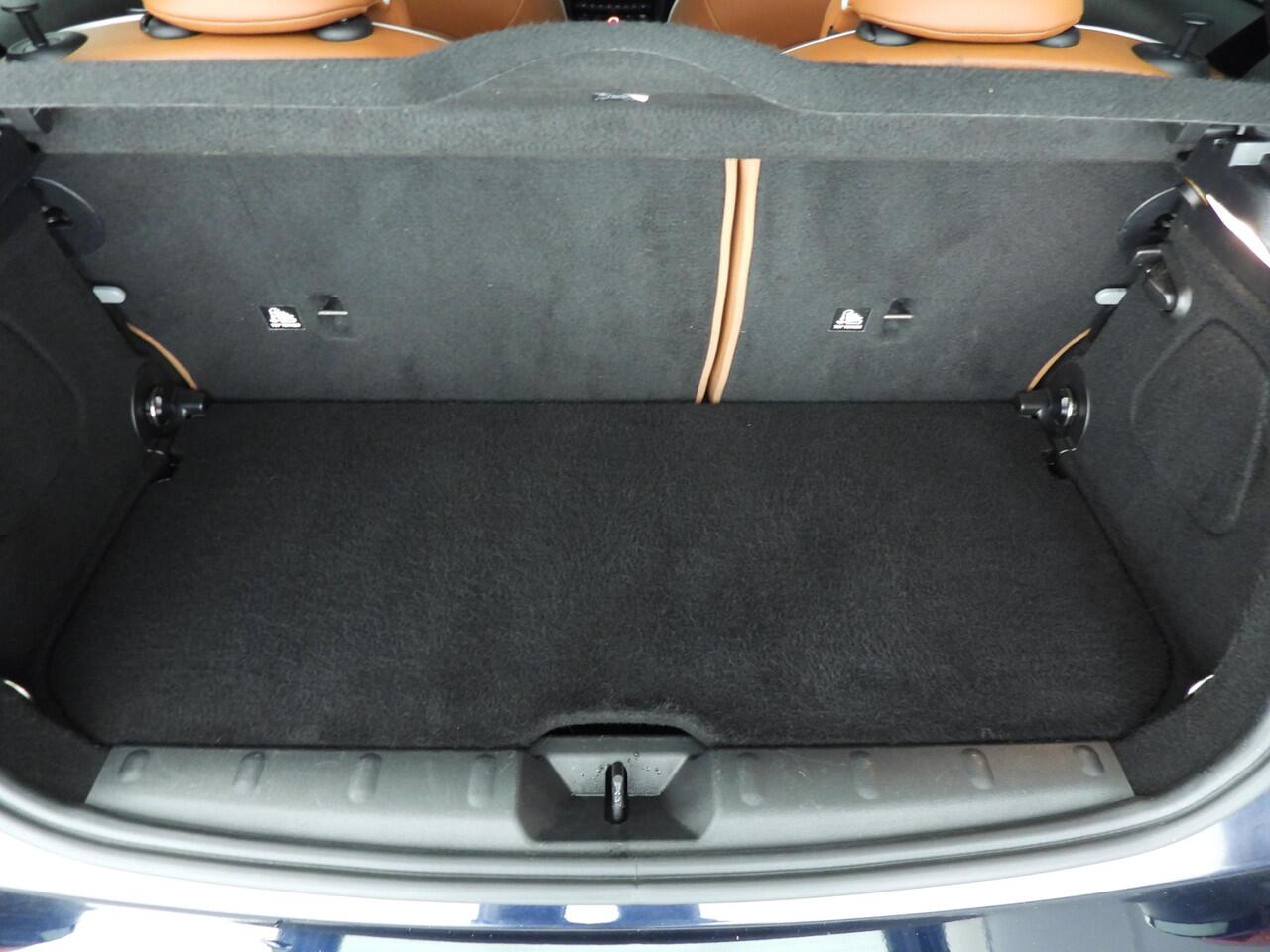 Mini COOPER 3-deurs Aut. JCW pakket | Leder | Harman/Kardon | 18" | LED