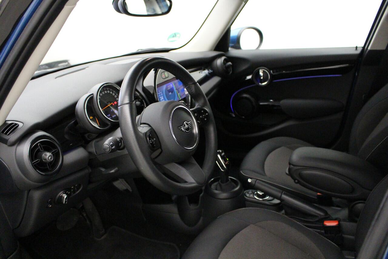 Mini COOPER 5-deurs 1.5 Classic | Navigatie | LED | PDC | Apple CarPlay | Automaat