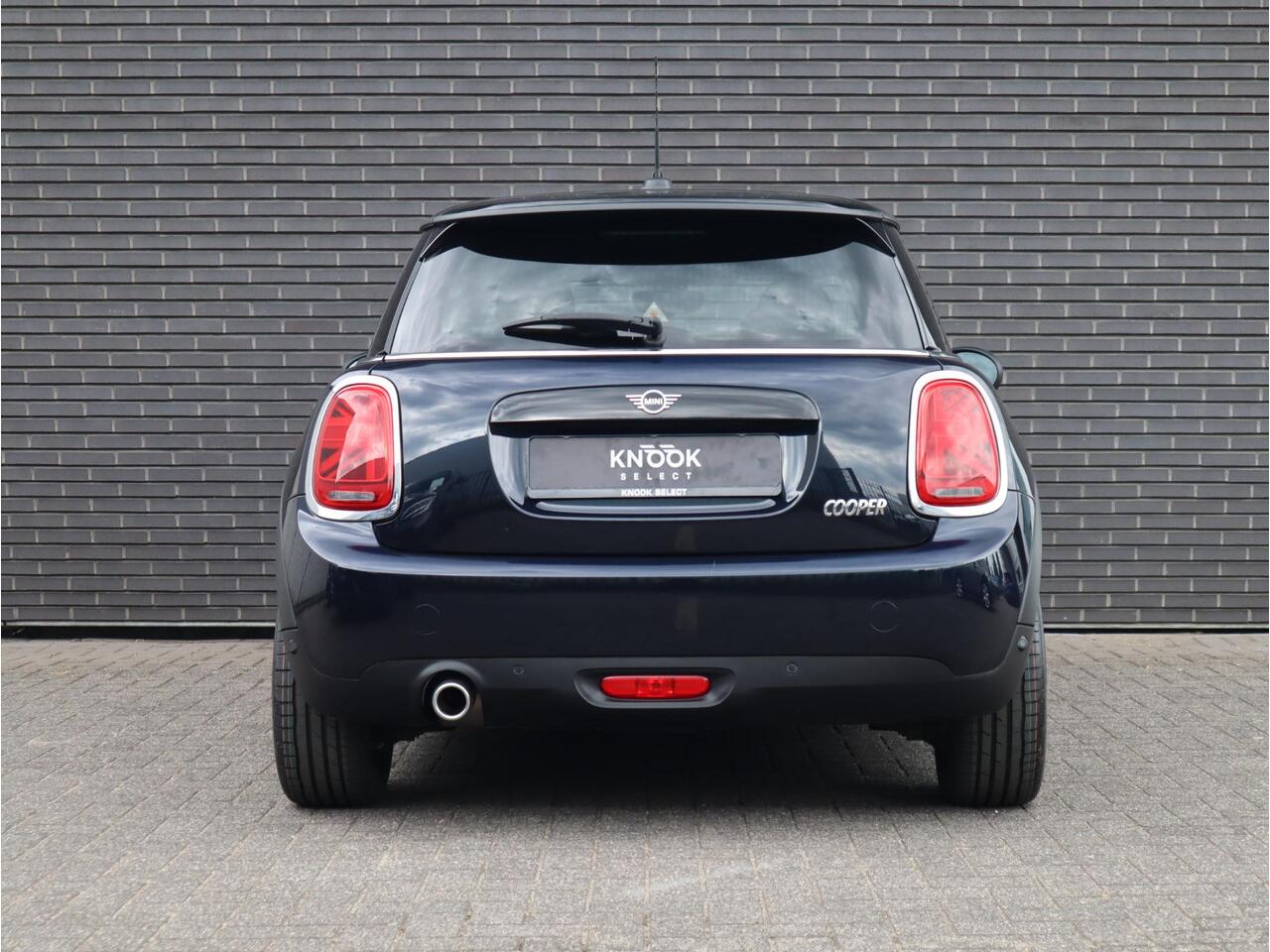 Mini COOPER Hatchback Automaat 3 deurs / 60 Years Edition / Panoramadak / Harman Kardon / Head-Up Display / Leder / 17 Inch / Stoelverwarming / LED / Extra Getint Glas / Sportstoelen / Climate Control