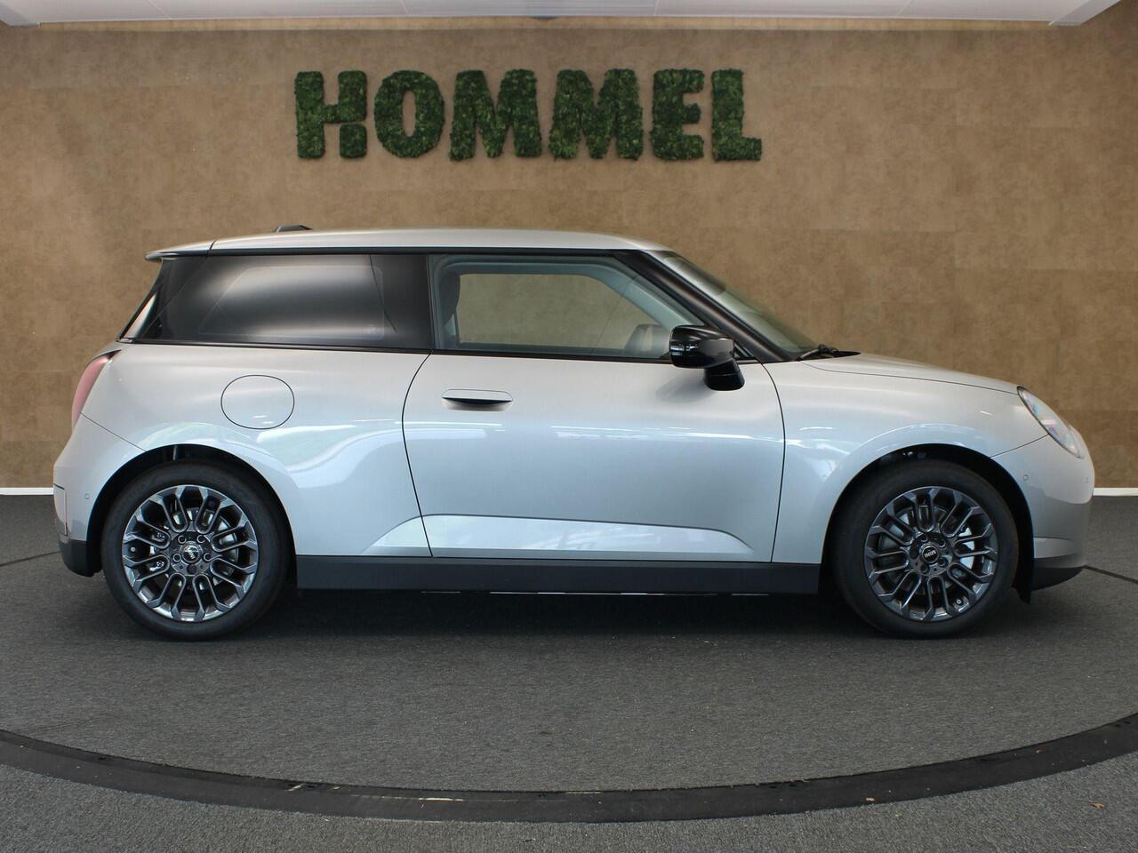 Mini COOPER E Essential 40.7 kWh - SOH 99,9% ! - ORIGINEEL NEDERLANDSE AUTO - 3-FASE - NAVIGATIE - PARKEERSENSOREN VOOR/ ACHTER - 17 INCH LICHT METALEN VELGEN - ARMSTEUN VOOR - CAMERA - NIEUW MODEL- GEWELDIGE RIJEIGENSCHAPPEN