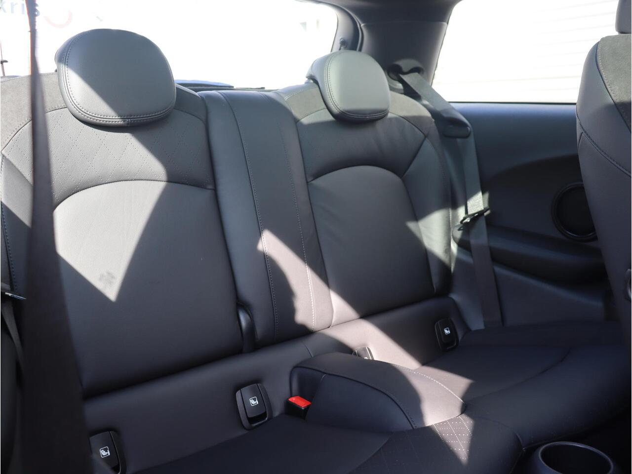 Mini COOPER 3-deurs | Classic + Comfort Plus Pakket + Panodak + Trekhaak (Fietsendrager) + Sportstoelen + Apple Carplay + Comfort Acces + Verwarmbare Voorstoelen + 17'' LMV