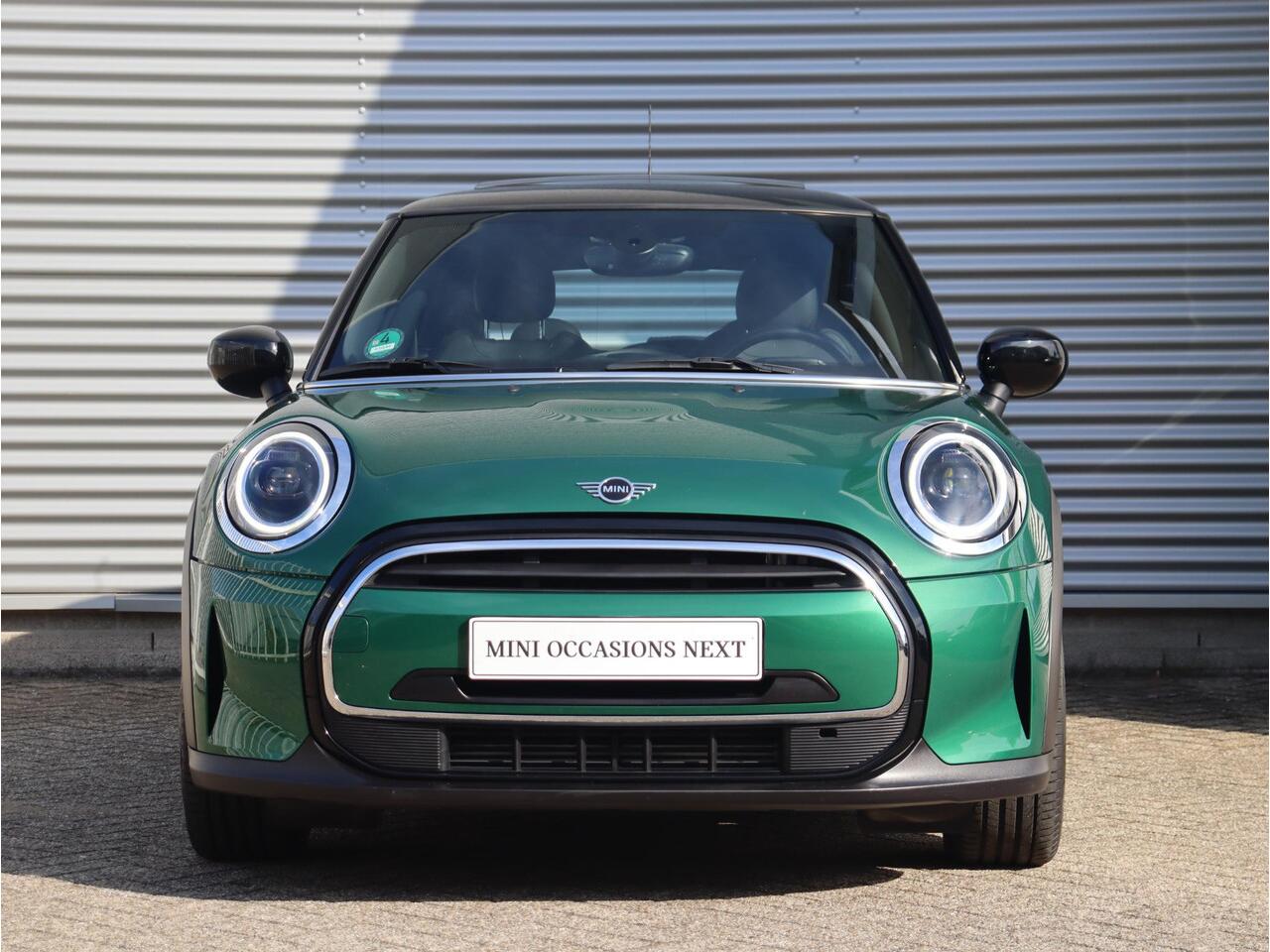 Mini COOPER 3-deurs | Classic + Comfort Plus Pakket + Panodak + Trekhaak (Fietsendrager) + Sportstoelen + Apple Carplay + Comfort Acces + Verwarmbare Voorstoelen + 17'' LMV