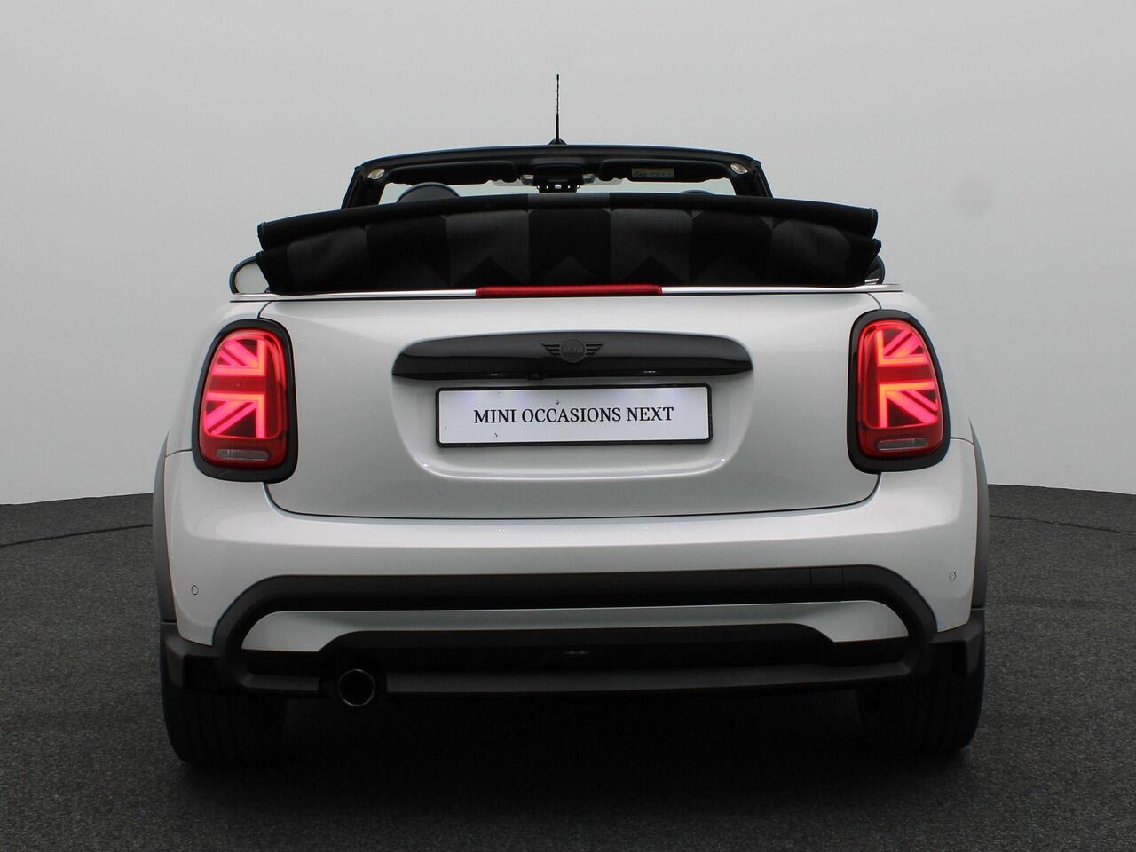 Mini COOPER Cabrio Sidewalk Edition + Achteruitrijcamera + Comfort Access + Driving Assistant Pakket + Comfort Plus Pakket + Elektrisch verwarmde voorstoelen + PDC + LED