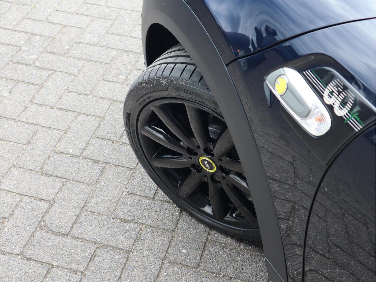 Mini COOPER Hatchback Automaat 3 deurs / 60 Years Edition / Panoramadak / Harman Kardon / Head-Up Display / Leder / 17 Inch / Stoelverwarming / LED / Extra Getint Glas / Sportstoelen / Climate Control