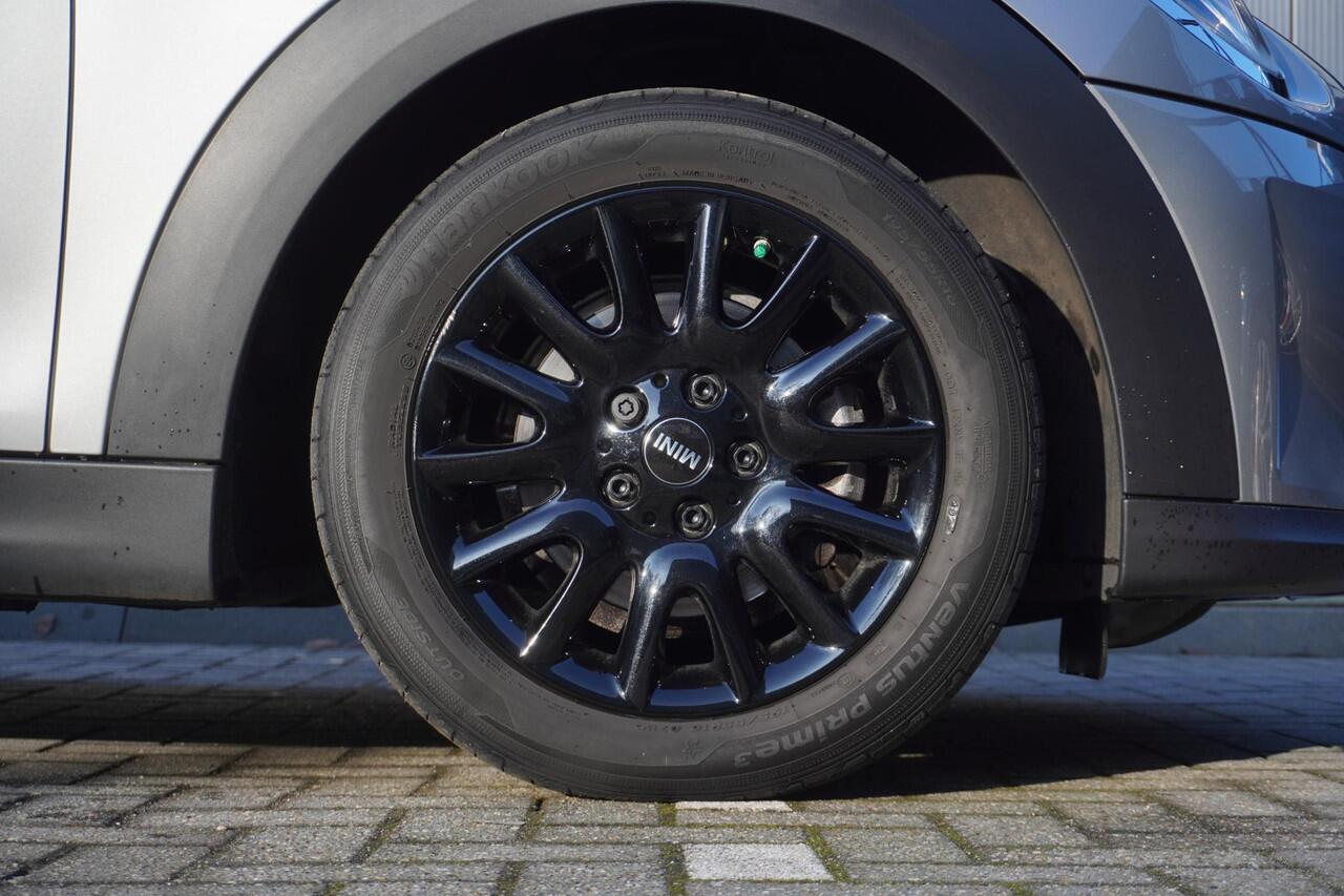 Mini COOPER 5-deurs C Classic Uitvoering | Leer Chester Satellite Grey | 16" LM Victory Spoke zwart | Park Distance Control achter (PDC) | LED-koplampen