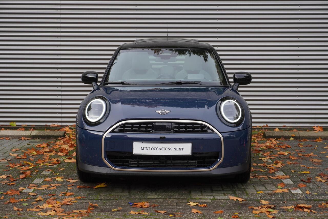 Mini COOPER 5-deurs C Favoured Trim | Pakket L | Glazen panoramadak | Driving Assistant | Parking Assistant Plus | HIFI System Harman Kardon