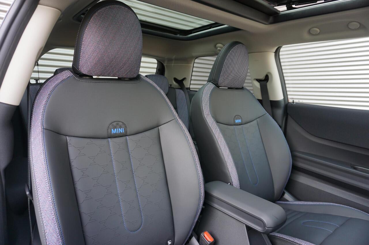 Mini COOPER 3-deurs C Classic Uitvoering | Pakket M | Glazen panoramadak | Driving Assistant | Parking Assistant | MINI Head-Up Display