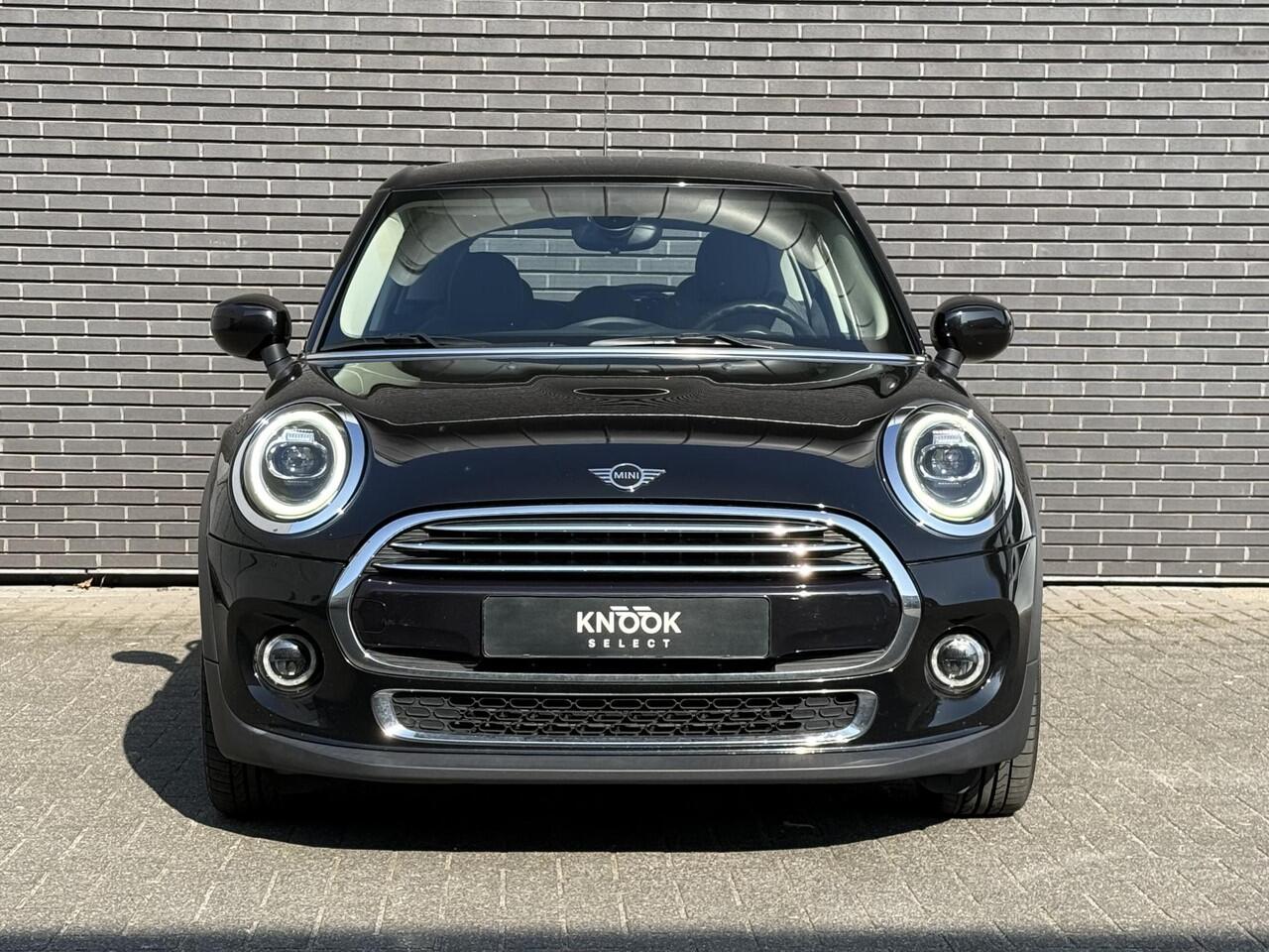 Mini COOPER Hatchback 5 deurs / Navigatie / Sportstoelen / Climate Control / LED / Cruise Control / 17 Inch / Chrome Line